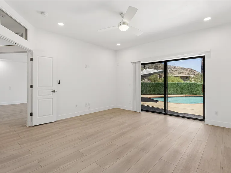 10011 N 1st Ave — Photo 33