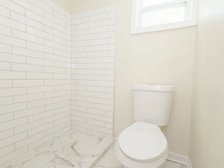 1018 W Broad St — Photo 13