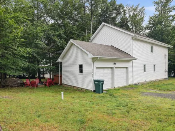 8056 Red Squirrel Dr, Tobyhanna, PA 18466