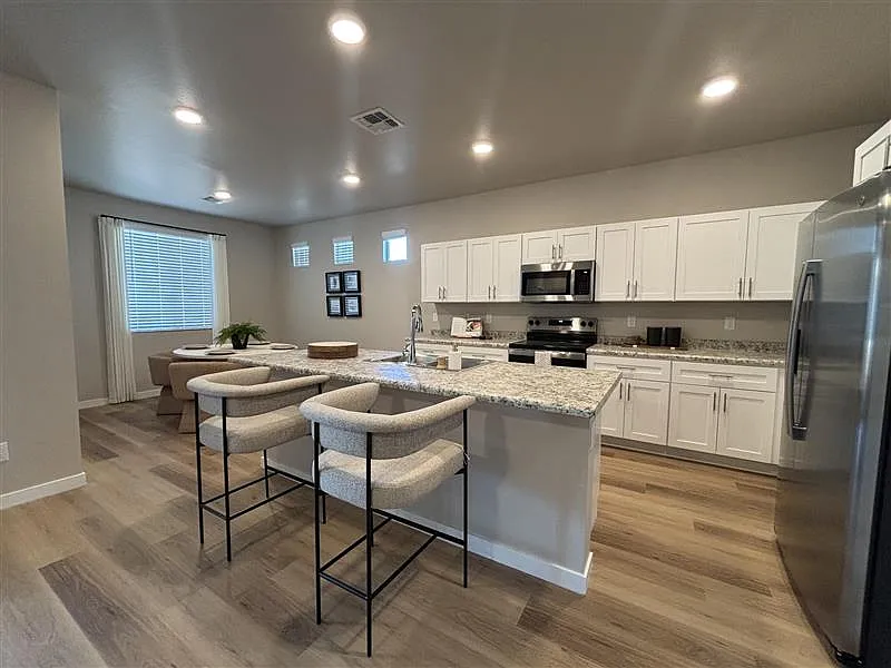 3 bed, 2216 sqft, $2,548 — Photo 4