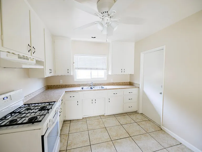 219 W Avenida Palizada — Photo 3