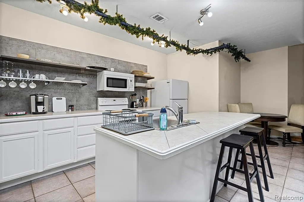 2 bed, 2.0 bath, 1206 sqft, $3,400 — Photo 2