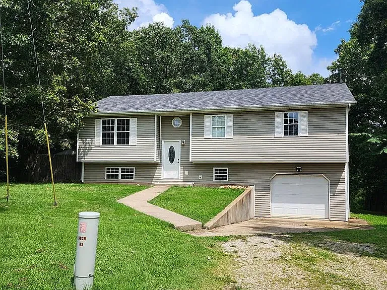 4 bed, 2100 sqft, $1,999 — Photo 2