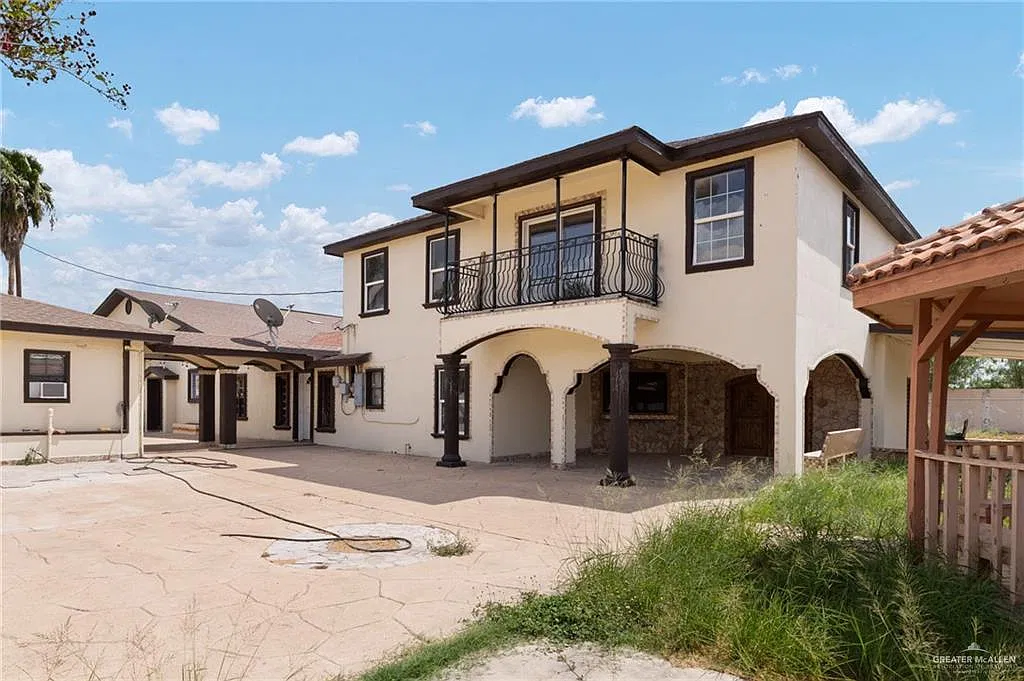 7 bed, 7.0 bath, 8298 sqft, $6,000 — Photo 2