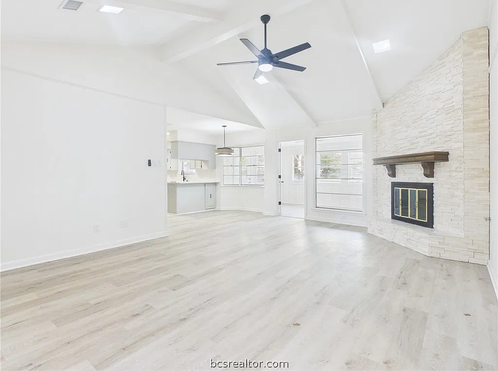4 bed, 2165 sqft, $2,350 — Photo 3