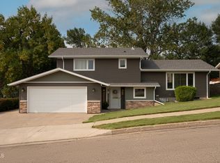 703 8th Ave NE, Mandan, ND 58554