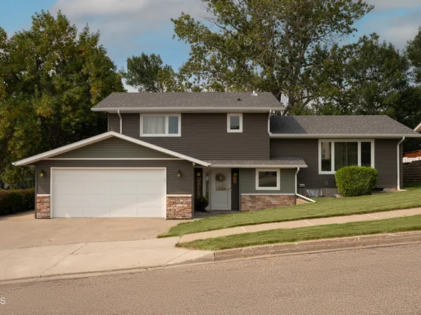 703 8th Ave NE, Mandan, ND 58554