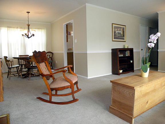 4th image of 2225 Primrose Dr