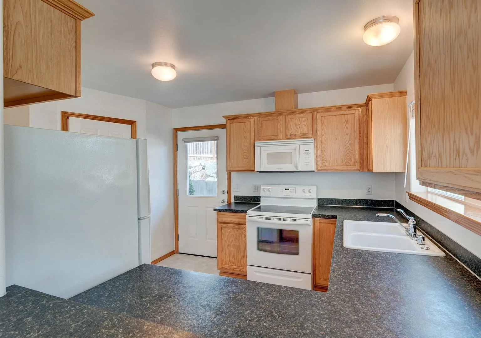 2 Bedroom, 2.5 Bath Condo w/Garage — Photo 4