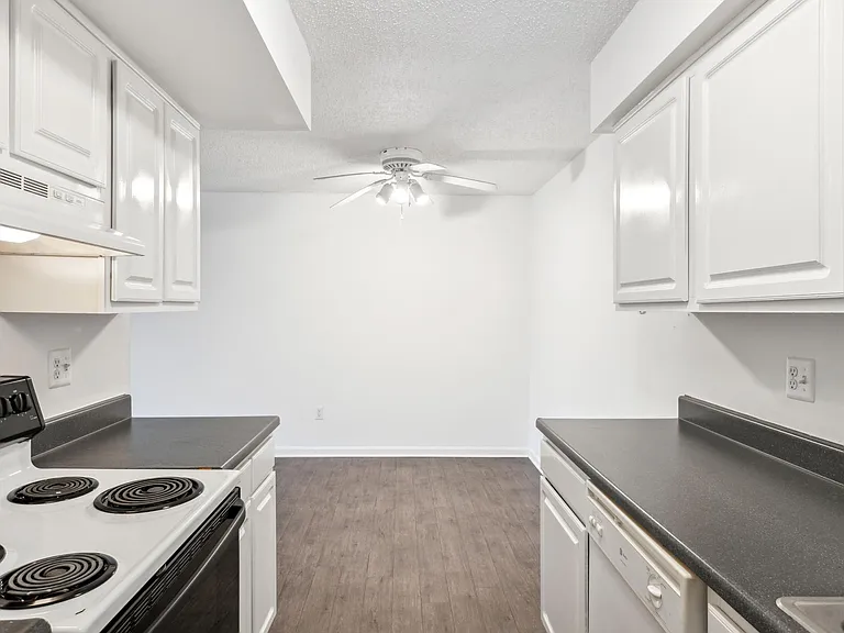 Kimberly Club Apartments — Photo 42