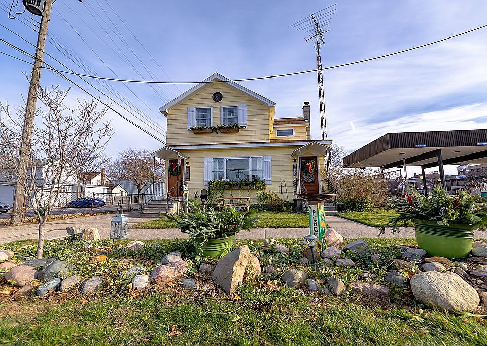 Front Exterior & Rock Garden