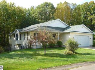 7543 Amberwood Ln, Cadillac, MI 49601