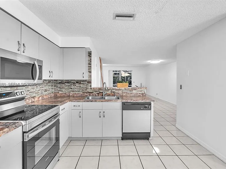 800 Sorrento Dr #2 — Photo 3