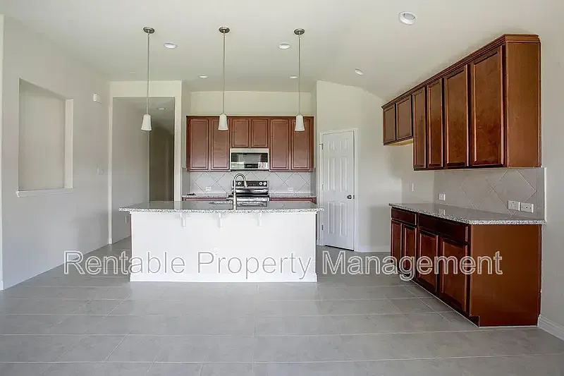 4 bed, 2.0 bath, 1785 sqft, $1,925 — Photo 2