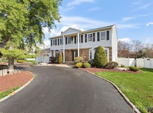 56 Ivanhoe Dr, Manalapan, NJ 07726