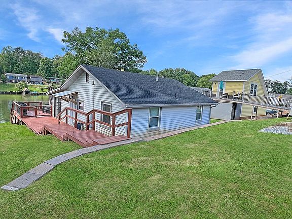 3rd image of 221 Bluff Rd