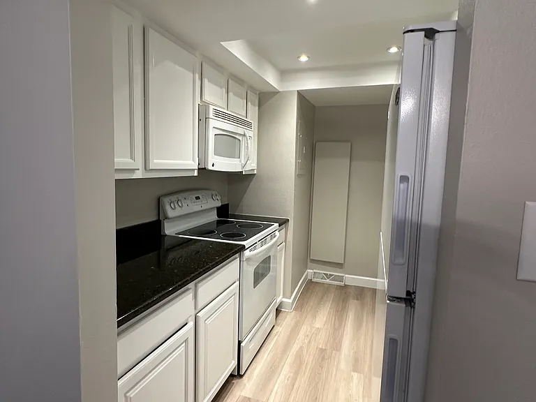 1145 S Oneida St #D — Photo 7