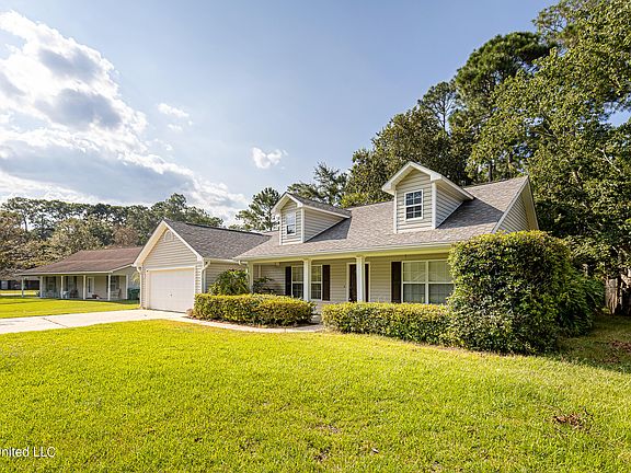 2nd image of 1828 Piney Ln