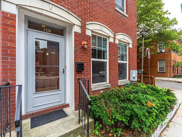 1318 Bainbridge St — Photo 16