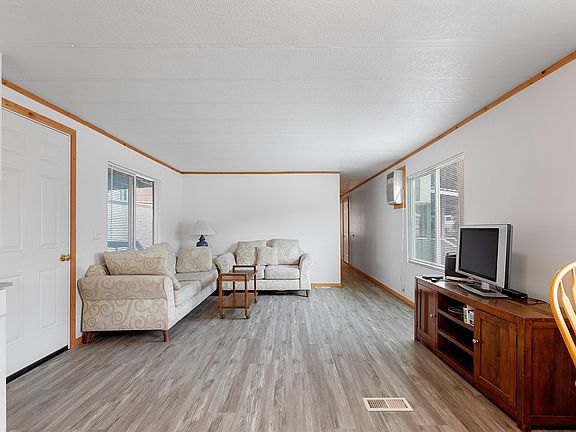 5th image of 1120 Shakespeare St