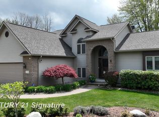 512 Stillmeadow Ln, Midland, MI 48642