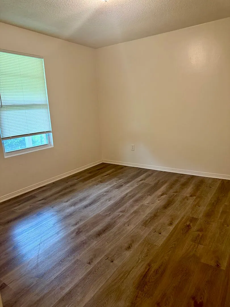 Deposit Special!! 3 Bedroom 2 Bath Lawn Care Included! — Photo 4