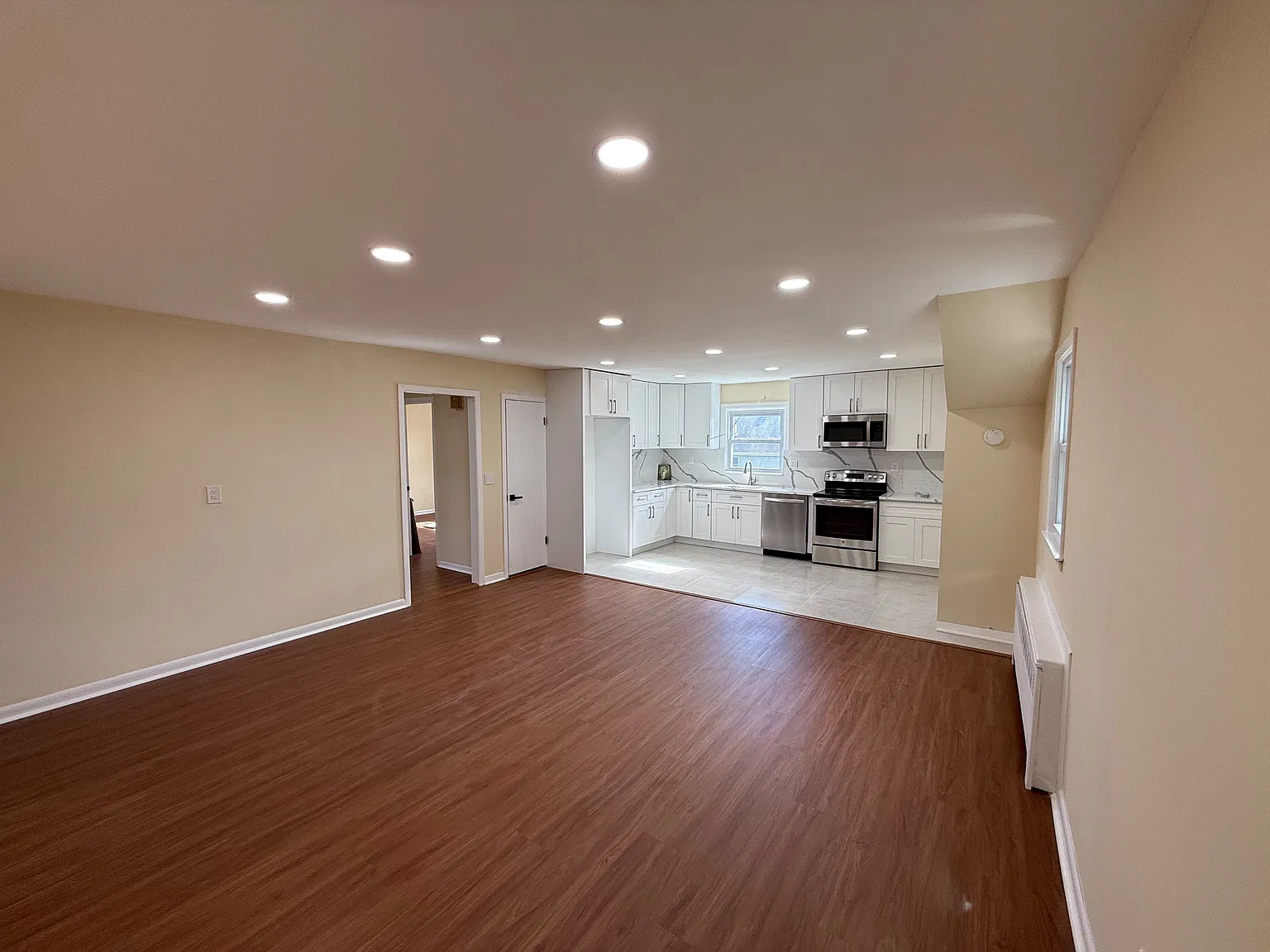 3 bed, 1100 sqft, $3,500 — Photo 2