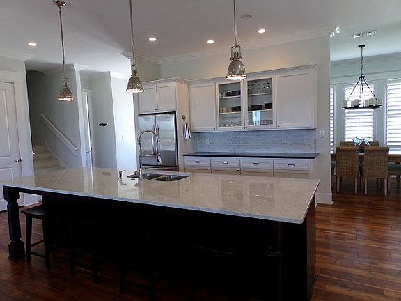 4th image of 209 Windjammer St