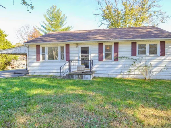18 Sandridge Dr, New Athens, IL 62264