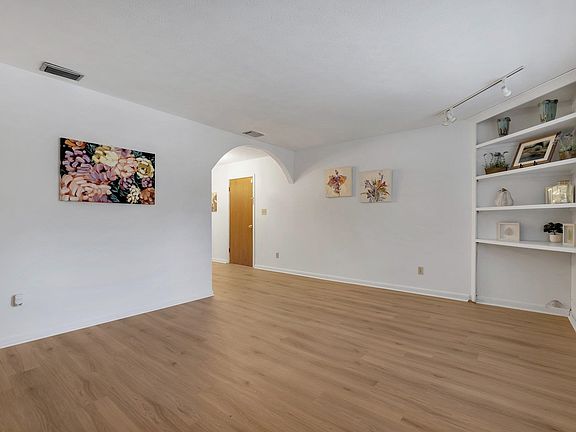 4th image of 1118 Rosewood Dr