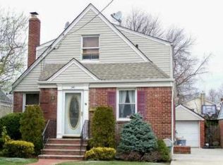 141 Utterby Rd, Malverne, NY 11565