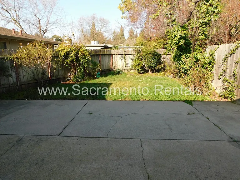 2637 Latham Dr — Photo 32