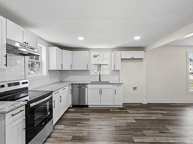 32 5th Ave — Photo 15