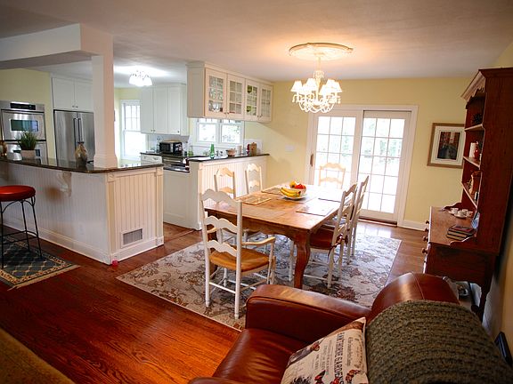 4th image of 23 Amherst Ct