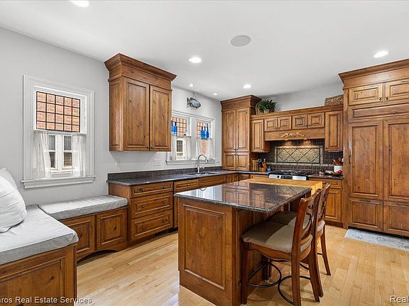 4th image of 637 Washington Rd