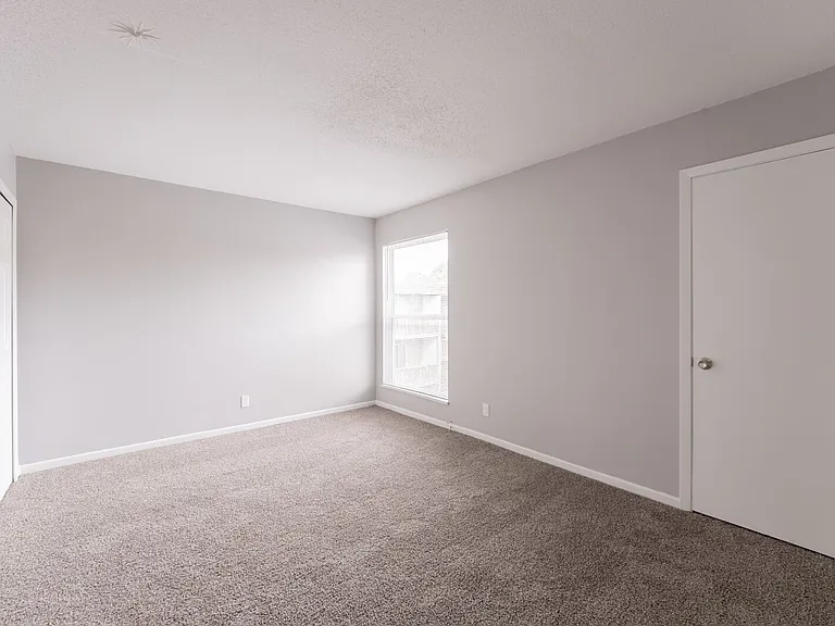 Wornall Place Apartments — Photo 19