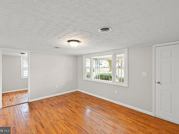 4th image of 204 Shenandoah Ave