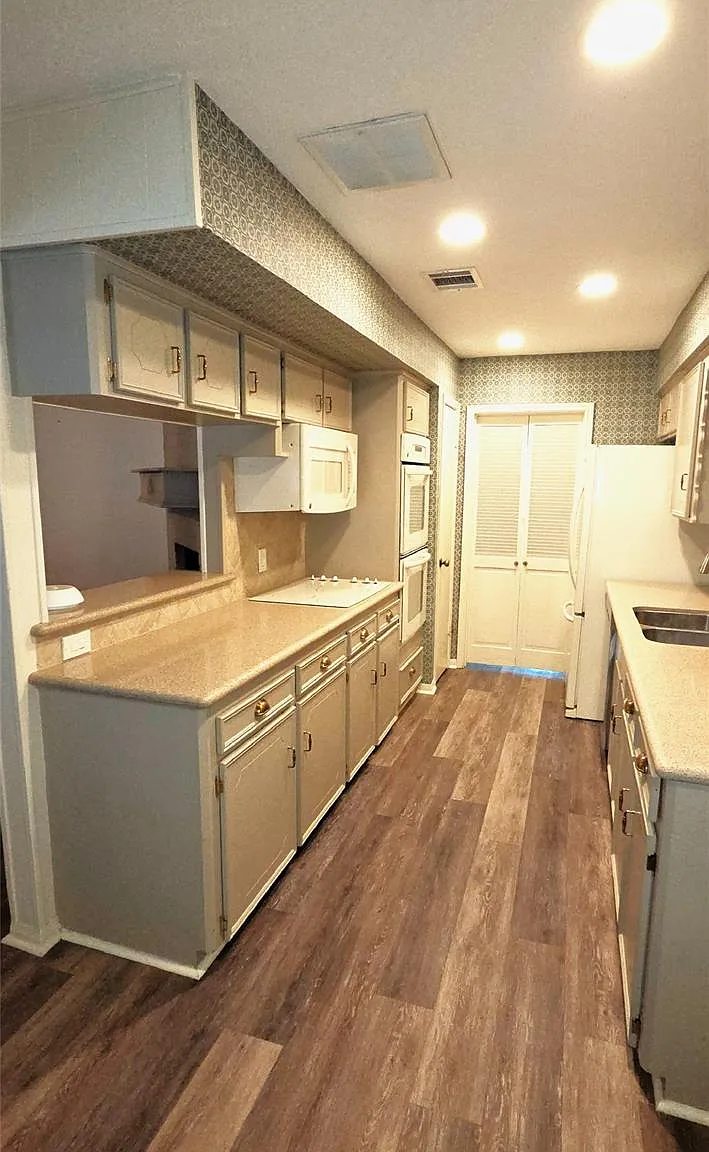 3 bed, 2.0 bath, 1850 sqft, $2,300 — Photo 4