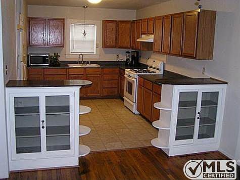 3rd image of 903 Burkett St