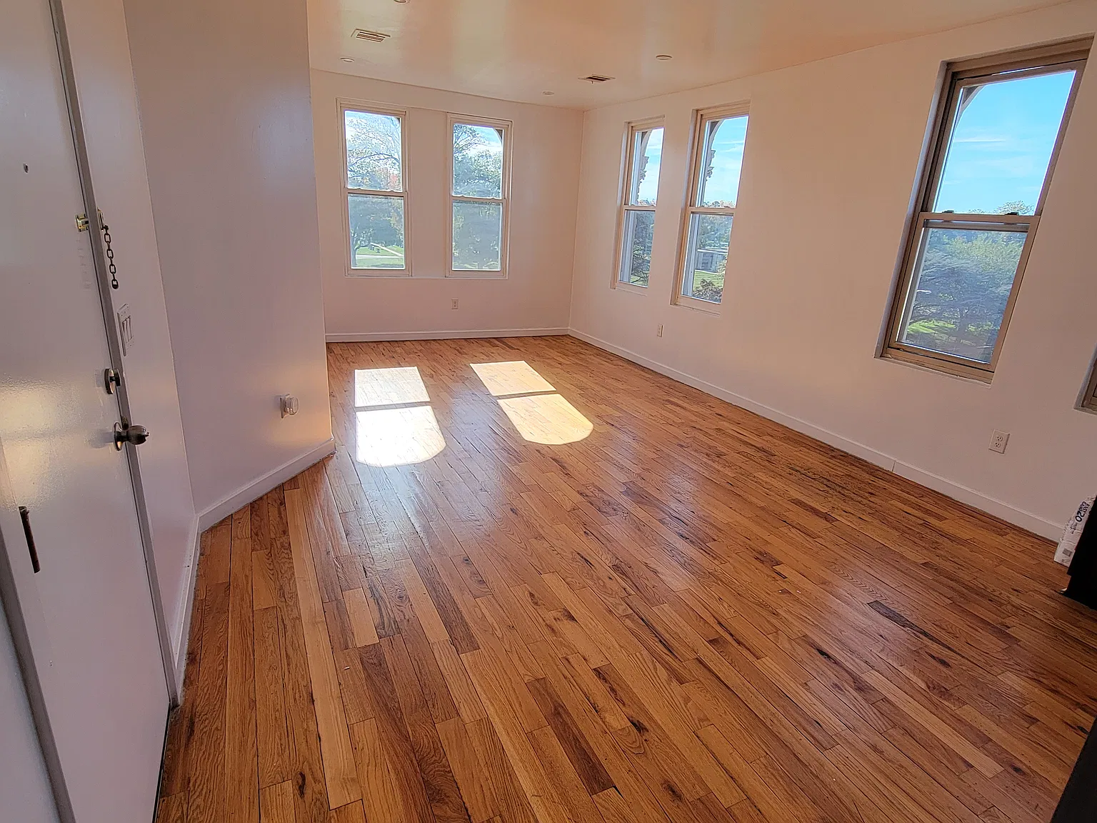 3 bed, 1000 sqft, $2,250 — Photo 3
