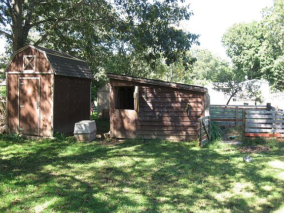 SHED W/STALL