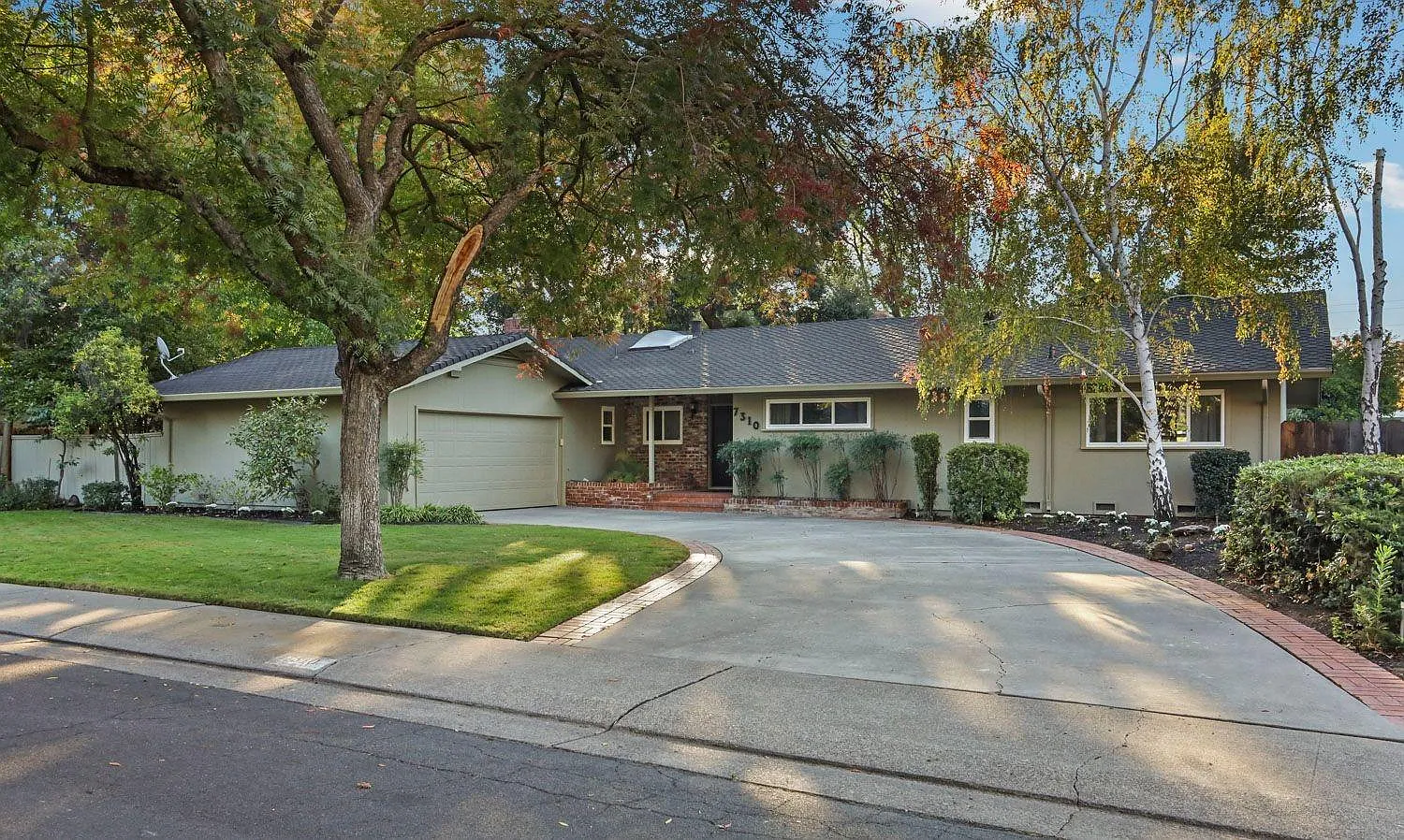7310 Woodside Dr photo 1