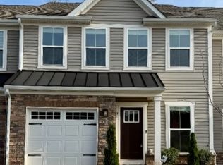 8 Owen Ct, Somerset, NJ 08873