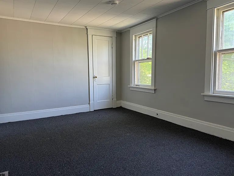 33 Midway Ave — Photo 8