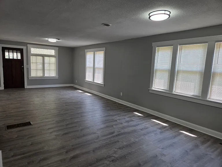 2809 N California Ave — Photo 2