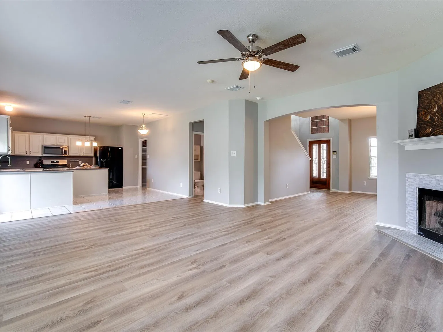 4 bed, 2.5 bath, 2415 sqft, $2,500 — Photo 3