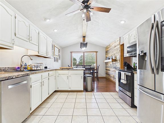 5th image of 950 Brighton Dr
