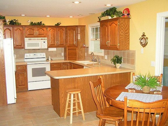 Kitchen & Dining area
