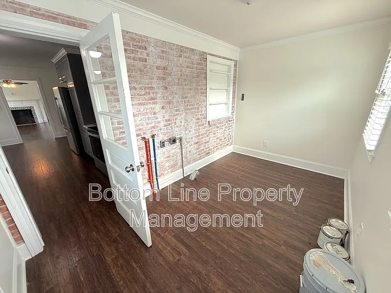 114 W College St — Photo 7