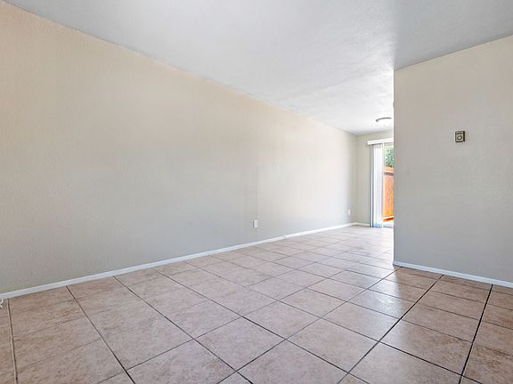 3rd image of 4440-4444 E Lee St #2B-1Ba-800Sqft